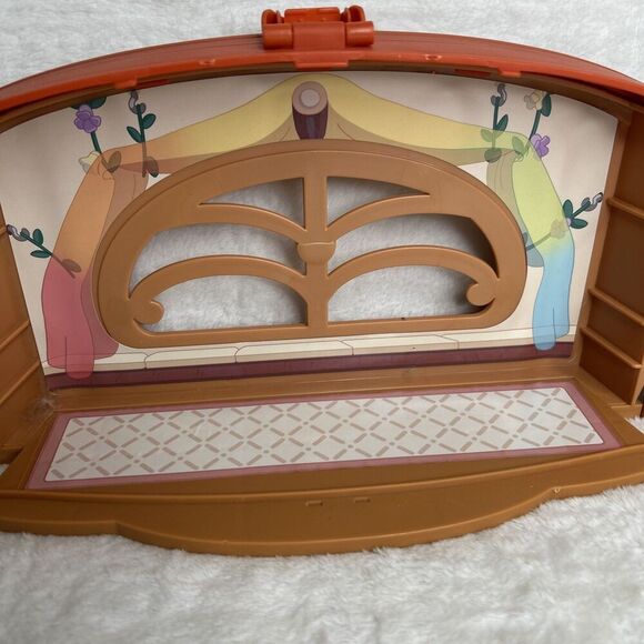 Bluey Calypso's School Playset Case Figure Dollhouse With Figures - Picture 3 of 9